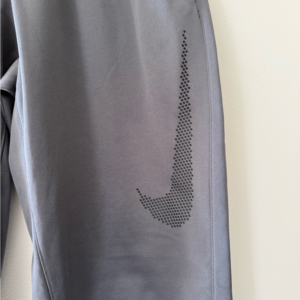 Nike Dri-FIT Therma Swoosh Tapered Basketball Athletic Sports Pants in Gray - Picture 3 of 8